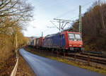  Die SBB Cargo Re 482 003-1 (91 85 4482 003-1 CH-SBBC) fährt am 05.02.2016 mit einem Containerzug durch Wissen an der Sieg in Richtung Köln.