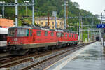 Eine SBB Cargo Re 10/10, bestehend aus der Re 6/6 11666 „Stein am Rhein“ (Re 620 066-1 / 91 85 4620 066-1 CH-SBBC) und der Re 4/4 II 11335 (Re 420 335-2 / 91 85 420 332 CH-SBBC) fahren am