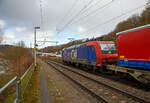 Die Re 482 012-2 „ChemOil“ (91 85 4482 012-2 CH-SBBC) der SBB Cargo AG fährt am 09.04.2022, mit einem „Winner“-KLV -Zug durch Scheuerfeld (Sieg) in Richtung Siegen.