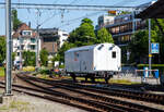 Der zweiachsige Materialwagen Vs 40 85 95 08 340-8 CH-SERSA der der Sersa (Rhomberg Sersa Rail Group) ist am 07 Juni 2015 beim Bahnhof Zürich-Tiefenbrunnen abgestellt. Es ist wohl ein umgebauter ex Bier-Kühlwagen der Gattung Ibqs.