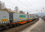 Sechsachsiger Drehgestell-Gelenk-Containertragwageneinheit 90´, 33 85 4961 666-6 CH-WASCO der Gattung Sggmrss 90`der Wascosa AG am 14.01.2022, beladen mit 45` Wechselbrücken der Ambrogio, im Zugverband bei der Durchfahrt im Bf Kirchen (Sieg) an der Siegstrecke (KBS 460) in Richtung Köln.

Diese Gelenkwagen mit sechs Radsätzen sind für den Transport von Großcontainern und Wechselbehältern vorgesehen. Auf den Außenlangträger des Wagens befinden sich für jede vorgesehene Ladeposition feste und klappbare Aufsetzzapfen zum Festlegen der Ladungseinheiten (gemäß UIC- Merkblatt 592-1 und 2) in verschiedenen Kombinationen.

Das aus zwei Wagenhälften bestehende Untergestell ist eine verwindungsweiche, geschweißte Rahmenkonstruktion aus Walz- und Blechprofilen, gebildet aus den Kopfstücken, den Hauptquerträgern und den äußeren Langträgern. In der Wagenmitte befindet sich eine Übersteigmöglichkeit.

TECHNISCHE DATEN:
Spurweite: 1.435 mm
Länge über Puffer: 29.590 mm
Drehzapfenabstand: 2 x 11.995 mm
Achsabstand in den Drehgestellen: 1.800 mm
Drehgestelle: 3 x Y25Lss1-K
Laufraddurchmesser: 920 mm (neu)
Ladelänge: 2 x 13.820 mm
Höhe der Ladeebene über S.O.: 1.155 mm
Eigengewicht: 27.900 kg
Max. Zuladung bei Lastgrenze S: 107,1 t (ab Streckenklasse D)
Max. Zuladung bei Lastgrenze SS: 92,1 t (ab Streckenklasse C)
Max. Geschwindigkeit: 100 km/h (Lastgrenze SS und leer 120 km/h)
Kleinster befahrbarer Gleisbogen: R 75 m 
Bremse: 2 x KE-GP-A 
Bremssohle: Jurid 816M
Feststellbremse: Ja
Verwendungsfähigkeit: TEN GE