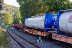 Vierachsiger 45‘ Drehgestell-Containertragwagen, 33 85 4594 105-0 CH-WASCO, der Gattung Sgmmnss, beladen mit 45 Fuß VanHool- Spezial-Tankcontainer der DB Cargo BTT, am 17 September 2024 im Zugverband bei der Durchfahrt im Bahnhof Kirchen (Sieg).

Die Wascosa 45‘ Containertragwagen Sgmmnss sind für den Transport von intermodalen Ladeeinheiten. Die Wagen wurden von Tatravagónka a.s. in Poprad (Slowakei) gebaut. Diese Wagen sind Bestandteil des Wascosa flex freight systems®. So sind neben den Tankcontainern auch u.a. Niederbord- oder Hochbord-Aufbauten, Rungenaufbauten für den Holztransport möglich. 

WASCOSA hat sich zum Ziel gesetzt der fortschrittlichste Güterwagenvermieter zu sein. Das WASCOSA flex freight system® wurde speziell für diejenigen Teilnehmer am Schienengüterverkehr entwickelt, welche die langfristige Produktivität und Wirtschaftlichkeit ihres eingesetzten Rollmaterials erhöhen und die Anzahl der eingesetzten Güterwagen optimieren möchten. Ziel des Projektes war es, einen Güterwagen zu entwickeln, der für unterschiedliche Arten von Ladegütern ganzjährig eingesetzt werden kann und somit über den gesamten Life Cycle des Wagens hinweg eine kontinuierlich hohe Beschäftigung und ebenso hohe Produktivität ermöglicht.

BASF und DB Cargo setzen auf neue Tank-Container, diese werden vom belgischen Hersteller Van Hool hergestellt. Hier dieser 45‘-Tankcontainer DB Cargo BTT GmbH (der Gefahrgutspezialist der DB Cargo) haben beladen ein Gesamtgewicht von 75.000 kg, bei einem Eigengewicht von ca. 9 t eine Nutzlast von 66 t bzw. ein Fassungsvermögen von 63.000 Liter. Die Tanks sind im Tankcode L4BH ausgeführt, das heißt:

Zul. Betriebsüberdruck: 3,0 bar
L= Tank für Stoffe in flüssigem Zustand (flüssige Stoffe oder feste Stoffe, die in geschmolzenem Zustand zur Beförderung aufgegeben werden)
4= zutreffender Mindestprüfdruck in bar
B = Tank mit Bodenöffnungen mit 3 Verschlüssen für das Befüllen oder Entleeren 
H = luftdicht verschlossener Tank

Der 45‘ Containertragwagen Sgmmnss («5L» Tragwagen):
Vorteile:
• Laufleistungsstark durch den Einsatz moderner Scheibenbremsen
• Besonders leise, nur 78 dB(A)
• Besonders leicht mit einem Eigengewicht von 16,5 t
• Life-Cycle-Cost orientiert, durch schnell austauschbare Komponenten
• Logistikfähig durch den Einsatz von Telematik
• Wascosa flex freight system®  für denTransport verschiedener Güter durch die Kombination des besonders leichten Containertragwagens mit einem individuellen Oberbau
• Die Kombination des Wagens mit 45‘ Tankcontainern kann Kesselwagen ersetzen und ermöglicht eine unabhängige Instandhaltung beider Komponenten
• Transport von Tankcontainern im Einzelwagenverkehr mit bis zu 2,70 m Containerhöhe im G1-Profil

TECHNISCHE DATEN des Wagens:
Gattung: Sgmmnss 45´
Gattungskennzahl: 4594
Spurweite: 1.435 mm (Normalspur)
Achsenanzahl : 4 (in 2 Drehgestellen)
Länge über Puffer : 15.145 mm
Drehzapfenabstand: 10.185 mm
Achsabstand in den Drehgestellen: 1.800 mm
Raddurchmesser: 920 mm (neu) / 840 mm (abgenutzt)
Länge Ladefläche: 13.815
Höhe der Ladefläche über SOK: 1.105 mm
Eigengewicht : ca. 16.500  kg
Max. Zuladung bei Lastgrenze S: 73,5 t (ab Streckenklasse D)
Max. Zuladung bei Lastgrenze SS: 63,5  t (ab Streckenklasse C)
Höchstgeschwindigkeit: 100 km/h Lastgrenze S / 120 km/h bei Lastgrenze SS und leer)
Drehgestell: TVP NG-DBS (Y25Lsso-D)
Radsätze: Rl 706
Bremse: Knoor KE-GP-A (D)
Bremssohle: Jurid 707 (oder Becorit BM41NT)
Handbremse: Ja
Kleinster befahrbarer Gleisbogen: R = 75m (im Zugverband R = 150 m)
Intern. Verwendungsfähigkeit: TEN GE / G1
Vierachsiger 45‘ Drehgestell-Containertragwagen, 33 85 4594 105-0 CH-WASCO, der Gattung Sgmmnss, beladen mit 45 Fuß VanHool- Spezial-Tankcontainer der DB Cargo BTT, am 17 September 2024 im Zugverband bei der Durchfahrt im Bahnhof Kirchen (Sieg).

Die Wascosa 45‘ Containertragwagen Sgmmnss sind für den Transport von intermodalen Ladeeinheiten. Die Wagen wurden von Tatravagónka a.s. in Poprad (Slowakei) gebaut. Diese Wagen sind Bestandteil des Wascosa flex freight systems®. So sind neben den Tankcontainern auch u.a. Niederbord- oder Hochbord-Aufbauten, Rungenaufbauten für den Holztransport möglich. 

WASCOSA hat sich zum Ziel gesetzt der fortschrittlichste Güterwagenvermieter zu sein. Das WASCOSA flex freight system® wurde speziell für diejenigen Teilnehmer am Schienengüterverkehr entwickelt, welche die langfristige Produktivität und Wirtschaftlichkeit ihres eingesetzten Rollmaterials erhöhen und die Anzahl der eingesetzten Güterwagen optimieren möchten. Ziel des Projektes war es, einen Güterwagen zu entwickeln, der für unterschiedliche Arten von Ladegütern ganzjährig eingesetzt werden kann und somit über den gesamten Life Cycle des Wagens hinweg eine kontinuierlich hohe Beschäftigung und ebenso hohe Produktivität ermöglicht.

BASF und DB Cargo setzen auf neue Tank-Container, diese werden vom belgischen Hersteller Van Hool hergestellt. Hier dieser 45‘-Tankcontainer DB Cargo BTT GmbH (der Gefahrgutspezialist der DB Cargo) haben beladen ein Gesamtgewicht von 75.000 kg, bei einem Eigengewicht von ca. 9 t eine Nutzlast von 66 t bzw. ein Fassungsvermögen von 63.000 Liter. Die Tanks sind im Tankcode L4BH ausgeführt, das heißt:

Zul. Betriebsüberdruck: 3,0 bar
L= Tank für Stoffe in flüssigem Zustand (flüssige Stoffe oder feste Stoffe, die in geschmolzenem Zustand zur Beförderung aufgegeben werden)
4= zutreffender Mindestprüfdruck in bar
B = Tank mit Bodenöffnungen mit 3 Verschlüssen für das Befüllen oder Entleeren 
H = luftdicht verschlossener Tank

Der 45‘ Containertragwagen Sgmmnss («5L» Tragwagen):
Vorteile:
• Laufleistungsstark durch den Einsatz moderner Scheibenbremsen
• Besonders leise, nur 78 dB(A)
• Besonders leicht mit einem Eigengewicht von 16,5 t
• Life-Cycle-Cost orientiert, durch schnell austauschbare Komponenten
• Logistikfähig durch den Einsatz von Telematik
• Wascosa flex freight system®  für denTransport verschiedener Güter durch die Kombination des besonders leichten Containertragwagens mit einem individuellen Oberbau
• Die Kombination des Wagens mit 45‘ Tankcontainern kann Kesselwagen ersetzen und ermöglicht eine unabhängige Instandhaltung beider Komponenten
• Transport von Tankcontainern im Einzelwagenverkehr mit bis zu 2,70 m Containerhöhe im G1-Profil

TECHNISCHE DATEN des Wagens:
Gattung: Sgmmnss 45´
Gattungskennzahl: 4594
Spurweite: 1.435 mm (Normalspur)
Achsenanzahl : 4 (in 2 Drehgestellen)
Länge über Puffer : 15.145 mm
Drehzapfenabstand: 10.185 mm
Achsabstand in den Drehgestellen: 1.800 mm
Raddurchmesser: 920 mm (neu) / 840 mm (abgenutzt)
Länge Ladefläche: 13.815
Höhe der Ladefläche über SOK: 1.105 mm
Eigengewicht : ca. 16.500  kg
Max. Zuladung bei Lastgrenze S: 73,5 t (ab Streckenklasse D)
Max. Zuladung bei Lastgrenze SS: 63,5  t (ab Streckenklasse C)
Höchstgeschwindigkeit: 100 km/h Lastgrenze S / 120 km/h bei Lastgrenze SS und leer)
Drehgestell: TVP NG-DBS (Y25Lsso-D)
Radsätze: Rl 706
Bremse: Knoor KE-GP-A (D)
Bremssohle: Jurid 707 (oder Becorit BM41NT)
Handbremse: Ja
Kleinster befahrbarer Gleisbogen: R = 75m (im Zugverband R = 150 m)
Intern. Verwendungsfähigkeit: TEN GE / G1