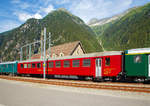 
Ehemaliger SOB Einheitswagen I Speisewagen WR 55 85 88-35 452-9 CH-SLM, der SLM GmbH (Schorno Locomotive Management), abgestellt am 01.08.2019 beim Bahnhof Gschenen.

Die Speisewagen EW I unterschieden sich von ihren Vorgngern der Leichtstahlbauart vor allem durch das gesickte Dach und den Tren, auerdem waren sie 80 cm lnger. Die EW I Speisewagen haben bersetzfenster, im Gegensatz zu den allgemeinen EW I Personenwagen, welche einteilige Senkfenster haben.

TECHNISCHE DATEN:
Spurweite: 1.435 mm (Normalspur)
Lnge ber Puffer: 24.100 mm
Drehzapfenabstand: 17.700 mm
Achsabstand im Drehgestell: 2.700 mm
Hchstgeschwindigkeit: 140 km/h
Eigengewicht: 36 t
Sitzpltze: 43 
Bremse: Frein O-R (P43t)