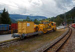 Eine schmalspurige MATISA Schotterplaniermaschinen mit dem 2-achisgen Niederbordwagen (Tank- und Materialwagen) P 10162 beide der Sersa sind am 12.09.2017 beim Bahnhof Surava abgestellt (aufgenommen