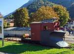 Der SPB - Schneepflug mit Eiskratzer X 103 der Schynige Platte-Bahn (ex WAB X 703) angestellt im Bahnhof Wilderswil am 02.10.2011, dahinter der Drehschemmelwagen SPB X 2.