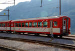 Der SIG EW I / Brnig Typ III  zweite Klasse Personenwagen MGB B 2090, ex BVZ B 2090, ist am 07 September 2021 beim Bahnhof Disentis/Mustr abgestellt.