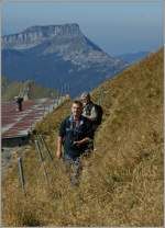 Zwei Bahnfotografen auf dem Brienzer Rothorn suchen den besten Standort fr ein Foto.