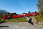 Die Diesellok BRB 9 schieb den Zug am 01.10.2011 von Brienz zum Brienzer Rothorn hinauf.