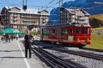   Bei Kaiserwetter beim Bahnhof Kleine Scheideeg am 02.10.2011, links unser Webmaster Baujahr 1963 und rechts steht der ein Jahr jngere Triebzug der Jungfraubahn, bestehend aus dem BDhe 2/4