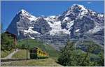 Ein WAB Zug Richtung Wengen erreicht die Wengeralp, im Hintergrund Eiger und Mönch.