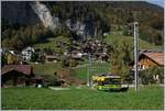 Kurz nach der Ausfahrt in Lauterbrunne nimmt eine WAB Zug zur Kleinen Scheidegg die kräftige Steigung in Angriff.