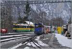 Die He(m) 4/4 43 steht in Lauterbrunnen im Hintergrund während der He 2/2 32 Güterwagen rangiert.

16. Jan. 2024 