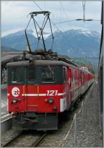 Der De 4/4 121 auf der Westseite der Brnigbahn.