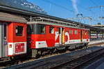 Gepäcktriebwagen zb De 110 001-5, ex SBB Brünig Deh 4/6 906, ex SBB Fhe 4/6, steht am 02.10.2011 in Interlaken Ost mit einem Regionalzug (IR) zur Abfahrt nach Meiringen bereit.