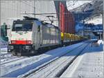 Die Railpool 186 497 ist mit ihrem aus Sggrrs S 204 Wagen bestehenden Ganz-G�terzug in Airolo angekommen.