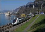 Internationaler Verkehr beim Château de Chillion: Eine gute dreiviertelstunde später der TGV Lyria von Paris nach Brig.