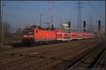 DB Regio 143 155-0 kommt am 13.11.2011 zum Endhalt in den Bahnhof Berlin Schnefeld Flughafen eingefahren.