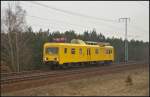 DB Netz 708 337 ist ein Oberleitungsrevisionsfahrzeug und am 09.04.2013 in der Berliner Wuhlheide unterwegs