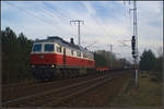 Da ein Zug in Gegenrichtung am Signal warten musste, konnte DB Cargo 232 189-1 mit leeren Flachwagen für den Transport von Stahlröhren abgepasst werden.