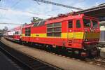 Die 263 005 steht -wieder in Originalfarben- am 31 Mai 2015 in Bratislava hl.st.