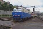 Retrofarbiger 350 020 der ZSSK treft mit ein EC nach Zilina am 12 September 2022 in Praha hl.n.