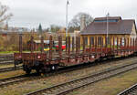 Vierachsiger Drehgestell-Flachwagen mit Niederbindeeinrichtungen, festen Rungenpaaren und niedrigen Stirnborden die mit je zwei kurzen Fallrungen gesichert werden, 31 56 4720 401-7 SK-ZSSKC, der