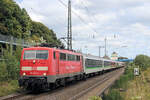 111 143-4 mit einen bunten Sonderzug am Haken, durchfährt am 21.09.2025 den Bf Tostedt.