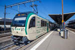 Der BAM/MBC dreiteilige elektrische Stadler Westschweizer Meterspurtriebzug, in der Komposition Be 4/4 38 + B4 2068+ Be 4/4 35, hat am 07 September 2023, als Regionalzug von Bière, den Bahnhof