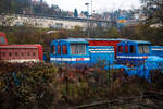 Aus dem Zug heraus und leider etwas verdeckt.....
Die ex ČSD T 211.05347 und einige weitere ex ČSD T 211.0 (spätere ČD BR 700) mit dem Spitznamen Prasátko (Schwein), stehen am 24.11.2022 bei Praha-Smichov. 

Die ČSD-Baureihe T 211.0 (ab 1988: Baureihe 700) waren zweiachsige dieselmechanische Rangierlokomotiven der Tschechoslowakischen Staatsbahn ČSD. Neben dem Bau von Dampflokomotiven wurde ab 1953 bei ČKD diese Lokomotive konstruiert, und im Jahr 1956 wurde ein Prototyp an die ČSD geliefert. Das Aussehen dieser einfachen Konstruktion, die leichte Bedienung und die Instandhaltung überzeugten, und so wurden von 1957 bis 1961 in verschiedenen Werken insgesamt 835 Exemplare produziert.

Diese kleine Lokomotive wurde für den leichten Dienst (leichter Rangierdienst, Verschub in Depots) sowie als leichte Werklokomotive verwendet. Als Leistungsquelle wurde der LKW-Dieselmotor Tatra 111 A gewählt, die Leistungsübertragung besorgte das bei den Loks M 131.1 bewährte Mylius-Getriebe.

Außer für die ČSD wurde diese Lokomotive für verschiedene Betriebe und in den Export (DDR, China, Bulgarien, Ägypten, UdSSR, Polen, Rumänien, Albanien, Irak, Indien und Ungarn) in den verschiedensten Ausführungen geliefert.

Innerhalb dieser Baureihe gab es einige Abweichungen sowohl im Aussehen als auch in einigen technischen Details. So befinden sich bei einem Teil der Lokomotiven die Türen an der Seite des Führerhauses, bei der Mehrzahl ist der Einstieg von hinten. Alle Aufbauten der Lokomotive wurden konstruktiv so gestaltet, dass sie für verschiedene Spurweiten von 600 mm bis 1.676 mm verwendet werden konnten.

Ein Großteil der Lokomotiven erhielt später neue Motoren mit 147 kW Leistung. Diese Rekonstruktion führte zur Einreihung in die Baureihe T 211.1. Die Lokomotiven mit Originalmotor wurden 1988 in die Baureihe 700, die rekonstruierten Maschinen in die Reihe 701 umgenummert.

TECHNISCHE DATEN:
Gebaute Anzahl: 835
Hersteller: 	ČKD u. a.
Baujahre: 1953 bis 1961
Achsformel: B
Spurweite: 	1.435 mm (Normalspur)
Länge über Puffer:  7.240 mm
Dienstgewicht: 22,0 t
Höchstgeschwindigkeit: 40 km/h
Installierte Leistung:  121 kW
Anfahrzugkraft: 57 kN
Leistungskennziffer: 6,68 kW/t
Motorentyp: 14,8 Liter luftgekühltem 12-Zylinder Dieselmotor vom Typ Tatra 111 A
Leistungsübertragung: mechanisch
