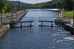 Schiffrundfahrt auf der Mosel, Schlie�vorgang der Schleusentore.