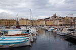 Alter Hafen von Marseille (le Vieux-Port de Marseille) am 25.03.2015 mit Blick (oben) auf die Wallfahrtkirche Notre-Dame de la Garde (im Volksmund La Bonne Mère – „die gute