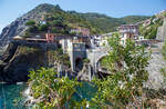 Riomaggiore (Cinque Terre) am 22.07.2022, rechts der Bahnhof Riomaggiore.

Riomaggiore ist das südlichste der fünf Dörfer der Cinque Terre (Fünf Ortschaften) und verfügt, wie die anderen Dörfer, über eine Eisenbahnstation an der Bahnstrecke Pisa–Genua, die den Ort mit den Nachbardörfern und mit La Spezia und Sestri Levante verbindet. Die Cinque Terre Express Züge (Regionalzüge) zirkulieren, von März bis November, alle 15 Minuten zwischen Levanto und La Spezia. Für diese Züge benötigt man aber separate Zugtickets bzw. Tageskarten.

Der Bahnhof von Riomaggiore liegt am nordwestlichen Ortsrand weitgehend im Tunnel, nur drei Wagenlängen befinden sich unter freiem Himmel. Der Ortskern wird mittels eines in einem Eisenbahntunnel verlaufenden Fußpfades angebunden.

