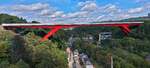 Blick vom Panorama-Lift aus dem Pfaffenthal hoch zur Oberstadt von Luxemburg auf die Rote Br�cke und den Bahnhof Pfaffenthal Roud Br�ck.