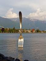 Eine groe Gabel steckt im  kleiner See  .....Hier sieht man wie klein er doch ist:-)  Am 25.05.2012 in Vevey am Lac Lman.