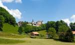 Blick auf Gruyres (Kanton Fribourg) am 28.05.2012, aus dem Zug von Bulle nach Montbovon.