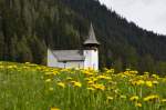 Die Kirche von Davos Frauenkirch im Mai.