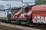 Diesellok CZ-TLSSK 92 54 2742 167-0 eingereiht in einem Gterzug hinter der Lok, aufgenommen bei der Durchfahrt des Bahnhofs Bratislava.