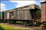 Dieser alte Wagen mit Speichenräder, Stangenpuffer und Plattform könnte ein Güterzugbegleitwagen gewesen sein. Das Fenster ist mit Holzlatten vernagelt. Am Rahmen findet sich die dafür typische Kennzeichnung  ČSD 7 . Von der restlichen Nummer ist nichts mehr zu erkennen. Der Wagen müsste auch ursprünglich eine andere Nummer gehabt haben, da diese unter dem Kürzel noch leicht zu erahnen ist. Der Wagen stand auf einem Seitengleis im Eisenbahnmuseum Jaroměř.

Jaroměř, 21.05.2022
