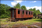 Bei der ČSD lief dieser von Ringhoffer Praha im Jahr 1890 gebaute Plattformwagen als Ci4-1386. Er stand seines Innenlebens und des Fahrgestells beraubt am Ende eines Seitengleises im Eisenbahnmuseum Jaroměř. Es dürfte bei dem Zustand des Wagens kaum denkbar sein das er noch aufgearbeitet wird.

Jaroměř, 21.05.2022
