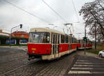 Mit der Linie 22 der Straßenbahn Prag (DPP) kommt man ohne körperliche Anstrengung zur Prager Burg (Pražský hrad) hinauf. Die Prager Straßenbahn muss bis zu 85 ‰ Steigungen bewältigen, das machen sie problemlos, ohne Murren und Knurren. So haben uns diese beiden ČKD Tatra T3R.P Triebwagen 8351 mit 8368 hinauf gebracht und fahren weiter nach Bílá Hora.

Die beiden Wagen wurden 2002/3 in der Prager Hauptwerkstatt UDDP umgebaut zum Typ T3R.P umgebaut / modernisiert. Der TW 8351 entstand aus dem ex T3 - TW 6579, dieser wurde 1966 ČKD Tatra in Prag unter Fabriknummer 156 258 gebaut. Der TW 8368 entstand aus dem ex T3 - TW 6576, dieser wurde 1966 ČKD Tatra in Prag unter Fabriknummer 156 255 gebaut.
