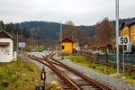 Blick vom offenen beschrankten Bahnübergang der Bahnstrecke Mariánské Lázně–Karlovy Vary (Marienbad–Karlsbad) – SŽDC 149, auf den Bahnhof Bečov nad