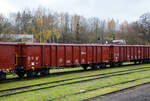 Vierachsiger offener Drehgestell-Güterwagen 31 54 5380 375-3 CZ- ČDC, der Gattung Eanos 9-152.0, der ČD Cargo abgestellt am 24.11.2022 beim Bahnhof Domažlice (Taus).