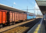 Der vierachsige Drehgestell-Hochbordwagen, 31 54 5949 636-2  CZ - ČDC, der Gattung Eas (51, 54) der ČD Cargo / České dráhy Cargo (Tschechische Bahnen Cargo), am 19 April 2023 eingereiht in einen Güterzug und zwei kalte 363.5 er E-loks bei der Durchfahrt im Bahnhof Karlovy Vary (Karlsbad). 

Diese Wagen eignet sich für Transport von Massesubstraten in loser Schüttung, Stückgutsendungen und Waren auf Paletten, die für den Transport einen bedeckten Laderaum nicht erfordern. Der Wagen hat en den Längsseiten jeweils 2 Flügeltüren (lichte Weite von je 1.800 x 1.800 mm), sowie an beiden Stirnseiten jeweils ein Stirnklappen (lichte Weite von je 2.760 mm x 1.605 mm). Der Wagen ist, mittels Waggonkippanlage bzw. Drehkipper, seiten- und stirnkippbar. Der Wagenboden ist ein Stahlboden.

TECHNISCHE DATEN:
Spurweite: 1.435 mm (Normalspur)
Länge über Puffer: 14.040 mm
Drehzapfenabstand: 9.000 mm
Achsabstand im Drehgestell: 1.800 mm
Drehgestellbauart: Y 25 
Max. Ladelänge:  12.800 mm
Max. Ladehöhe: 2.030 mm
Lichte Türbreite: 1.800 mm
Ladefläche: 35,3  m²
Laderaum:  72,0 m³
Höchstgeschwindigkeit: 100 km/h
Maximales Ladegewicht: 56,7 t ab Streckenklasse C
Eigengewicht: 23.230 kg
Bremse: DK-GP (DAKO) (LL)
Bremssohle: IP 116
Handbremse: Ja
Intern. Verwendungsfähigkeit: RIV