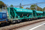 Offener 4-achsiger Drehgestell-Sch�ttgutwagen mit dosierbarer Schwerkraftentladung 33 54 6985 262-8 CZ-MBC der Gattung Faccns der MBC (Transports de la r�gion Morges–Bi�re–Cossonay, ex BAM - Compagnie du Chemin de fer Bi�re–Apples–Morges am 07 September 2023 im Bahnhof Morges. Interessant ist die Tatsache dass der Heimatbahnhof der Wagen Morges (CH) ist, aber die Wagen in Tschechien eingestellt sind.

Die Wagen wurden vom tschechischen Waggonbauer LEGIOS a.s. in Louny (ex �OS Louny – �elezničn� opravny a stroj�rny Louny) gebaut, seit 2021 hei�t das Unternehmen wieder LOSTR und geh�rt offensichtlich zur Wascosa AG (Schweiz).

Im Herbst 2013 nahm die MBC/BAM den Transport, f�r die RONCHI L�man Granulats, von etwa 170 000 Tonnen Kies pro Jahr aus Apples nach Morges und weiter auf der SBB-Strecke nach Gland auf. Um die Kiesgrube auszuf�llen, bef�rdert die MBC in der Gegenrichtung 100 000 Tonnen Aushubmaterial. Daf�r wurden 20 geeignete normalspuriger G�terwagen gekauft.

Der Drehgestell-Sch�ttgutwagen Faccns ist f�r den Transport von n�sseunempfindlichem Material geeignet. Die Entladung kann �ber Band- und Tiefbunkeranlagen erfolgen, ist dosierbar, tiefliegend, wahlweise zweiseitig und erfolgt per Schwerkraft. Die Neigung der Trichterw�nde betr�gt 50�. Das Ladevolumen betr�gt 48 m�. 

TECHNISCHE DATEN:
Spurweite: 1.435 mm (Normalspur)
Achsanzahl: 4 (in zwei Drehgestellen)
L�nge �ber Puffer: 12.680 mm
Drehzapfenabstand: 7.880 mm
Achsabstand im Drehgestell: 1.800 mm
Laufraddurchmesser: 920 mm (neu)
Laderaum: 48 m�
H�chstgeschwindigkeit: 100 km/h (beladen) / 120 km/h (leer)
Maximales Ladegewicht: 68,7 t (ab Streckenklasse D3)
Eigengewicht: 21.250 kg
Kleinster bef. Gleisbogenradius: 75 m
Bremse: KE-GP-A (K)
Bremssohle: Cosid 810
Intern. Verwendungsf�higkeit: TEN GE / G1

Wobei die Ladegewichte und die H�chstgeschwindigkeit sich auf die Normalspur beziehen, bei der MBC werden die Wagen aber f�r die Strecke Morges – Apples auf Schmalspur (Meterspur) Rollb�cke verladen.