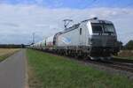 Am 23 Juli 2025 zieht CER 193 885 ein Getreidezug durch Kaarst Broicherheide und wird vom offenbarer Weg fotografiert.