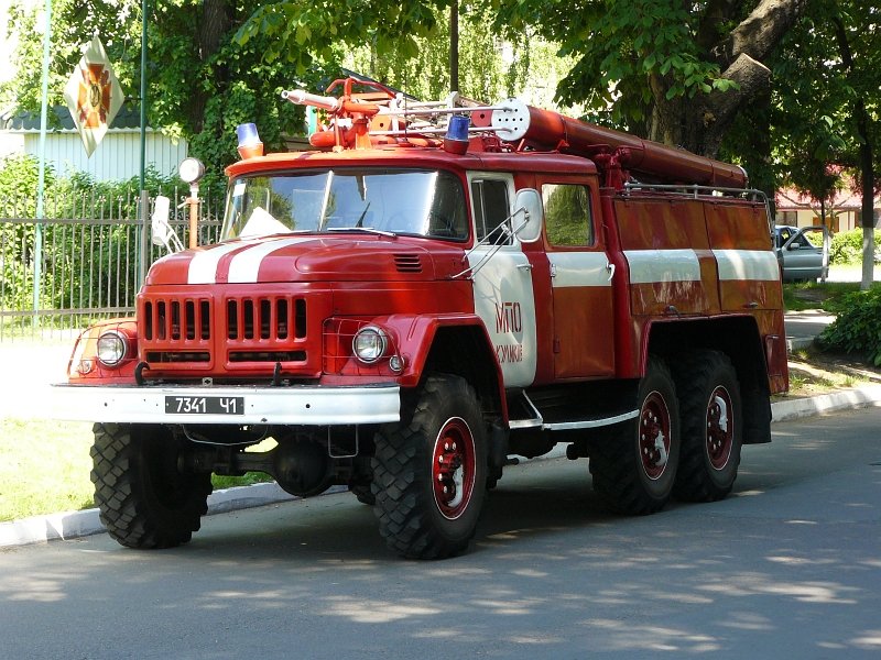 ZIL Lschfahrzeug der Feuerwehr von Zhovkva, Ukraine 26-05-2009.